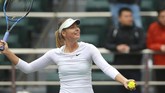 <p>Maria Sharapova merayakan kemenangan atas Irina-Camelia Begu dengan memberikan bola ke arah penonton di tribune usai pertandingan. (AFP PHOTO / STR)</p>