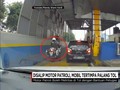 VIDEO: Motor Patroli Terobos Masuk, Mobil Tertimpa Palang Tol