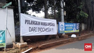 Polisi Selidiki Penyebaran Spanduk Usir Warga AS