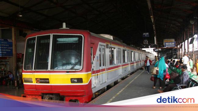 Nerve-wracking!  Passengers Fall onto the Platform at Manggarai Station