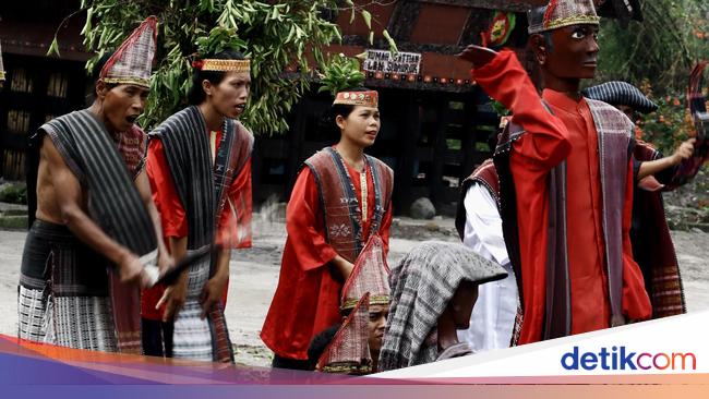 pengalaman horor naik kereta api Liburan ke Samosir Menari Tor tor Bareng Boneka Sigale gale