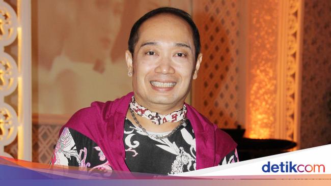 Profil Adjie Notonegoro, Desainer yang Jadi Sorotan ...