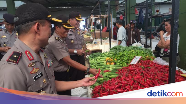 Kapolda Kalbar Blusukan ke Pasar Cek Harga Cabai, Telur 