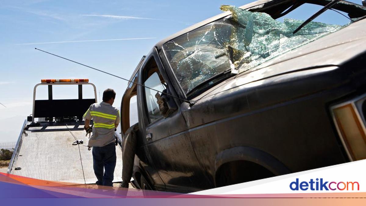 Detik-detik Mobil Seruduk Warung dan Motor di Bogor hingga 2 Orang Luka