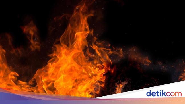 Bengkel di Setiabudi Jaksel Terbakar 7 Mobil Damkar Bengkel di Setiabudi Jaksel Terbakar 7 Mobil Damkar