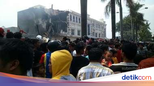 Begini Kondisi Hancurnya Ruko 2 Lantai yang Tertabrak 