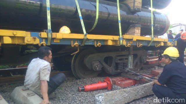 Kereta Api Pengangkut Pipa Industri Anjlok Di Banten