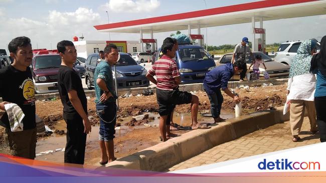 Pedagang Asongan Menjamur di Exit Tol Cipali