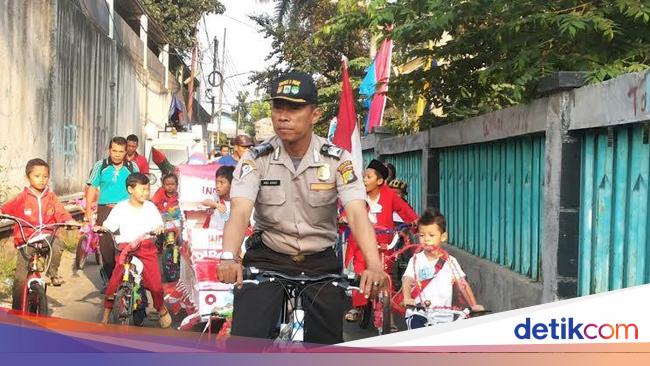 Contoh Nih Iring iringan Sepeda  Anak  anak  ini Berhenti 