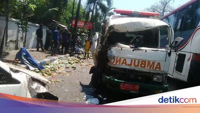 Mobil Pembawa Jenazah Rsud Bangil Tabrak Pikap Muat Pepaya