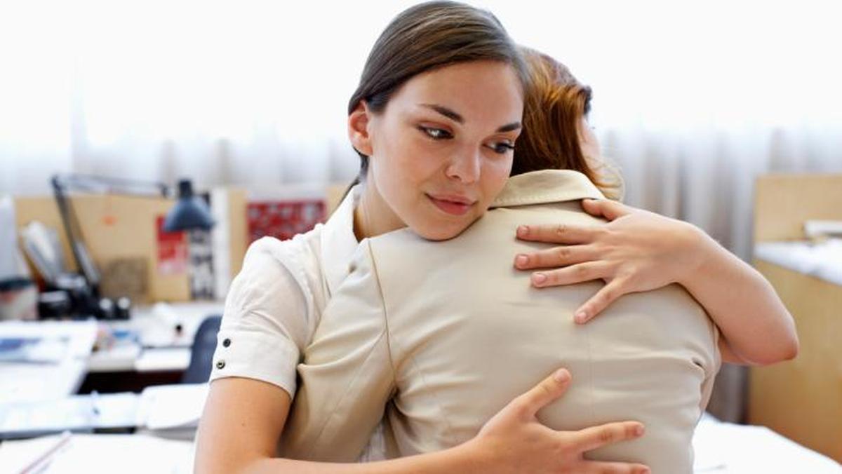 Tren Baru 'Job Hugging' di Kalangan Gen Z dan Milenial, Apa Itu?