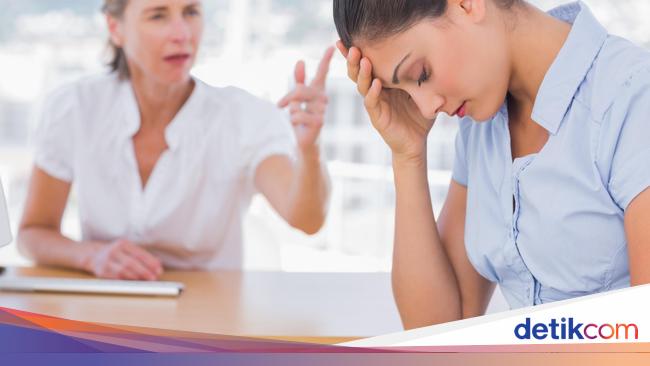Jangan Langsung Resign Ini Cara Menghadapi Bos Yang Sikapnya Menyebalkan<script async src=