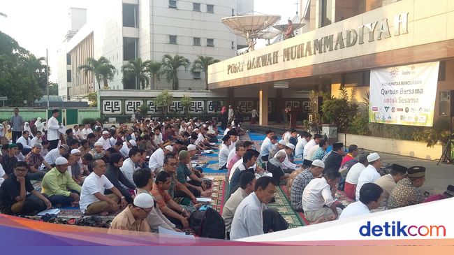 Warga Jakarta Laksanakan Salat Idul Adha di Gedung PP 