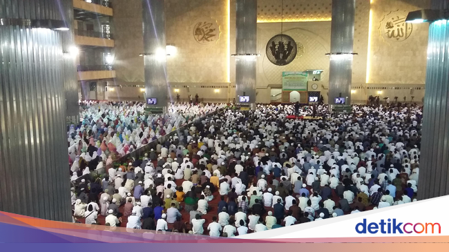 Pejabat-pejabat Negara Salat di Masjid Istiqlal Tanpa 