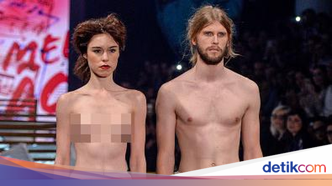  Model  Berjalan Hanya dengan Underwear Gambar Kelamin di 