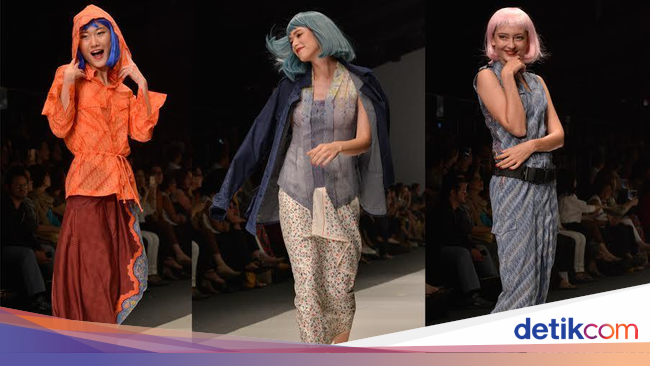 Model Berkebaya Menari Tanpa Alas Kaki di Fashion Show Obin