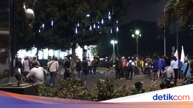 Sudah Diingatkan, Massa Demo Masih Bertahan di Depan 