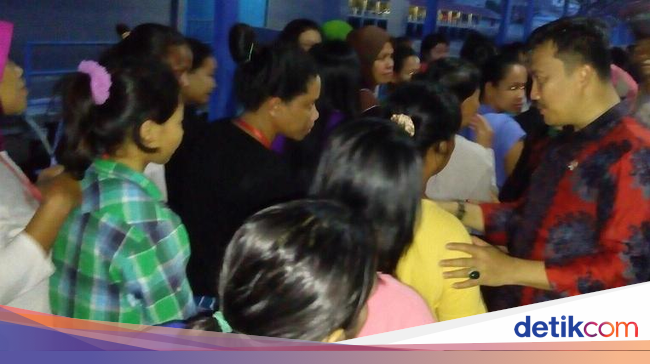 Momen Haru Saat Menpora Sapa Rombongan TKI di Tanjung Pinang