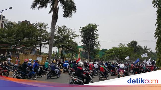 Buruh Konvoi Tuntut Naik Gaji, Jalan Raya Bogor Macet