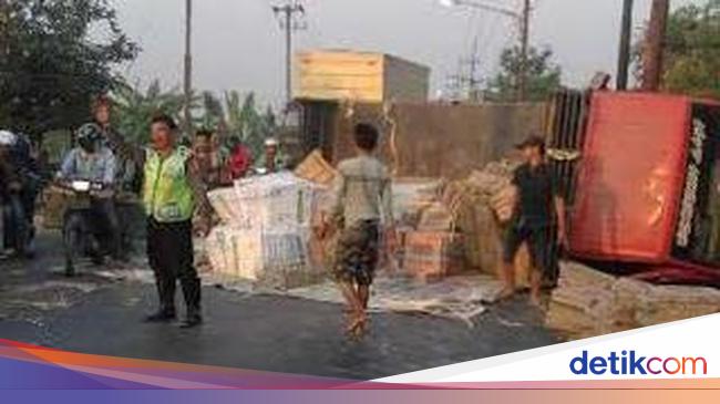 Truk Muat Keramik  Terguling di Karang Pilang Arus Lalin 