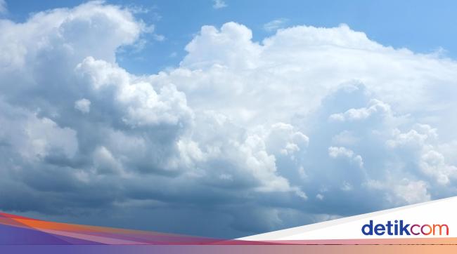 Kabut asap di area perkotaan Jawa Barat