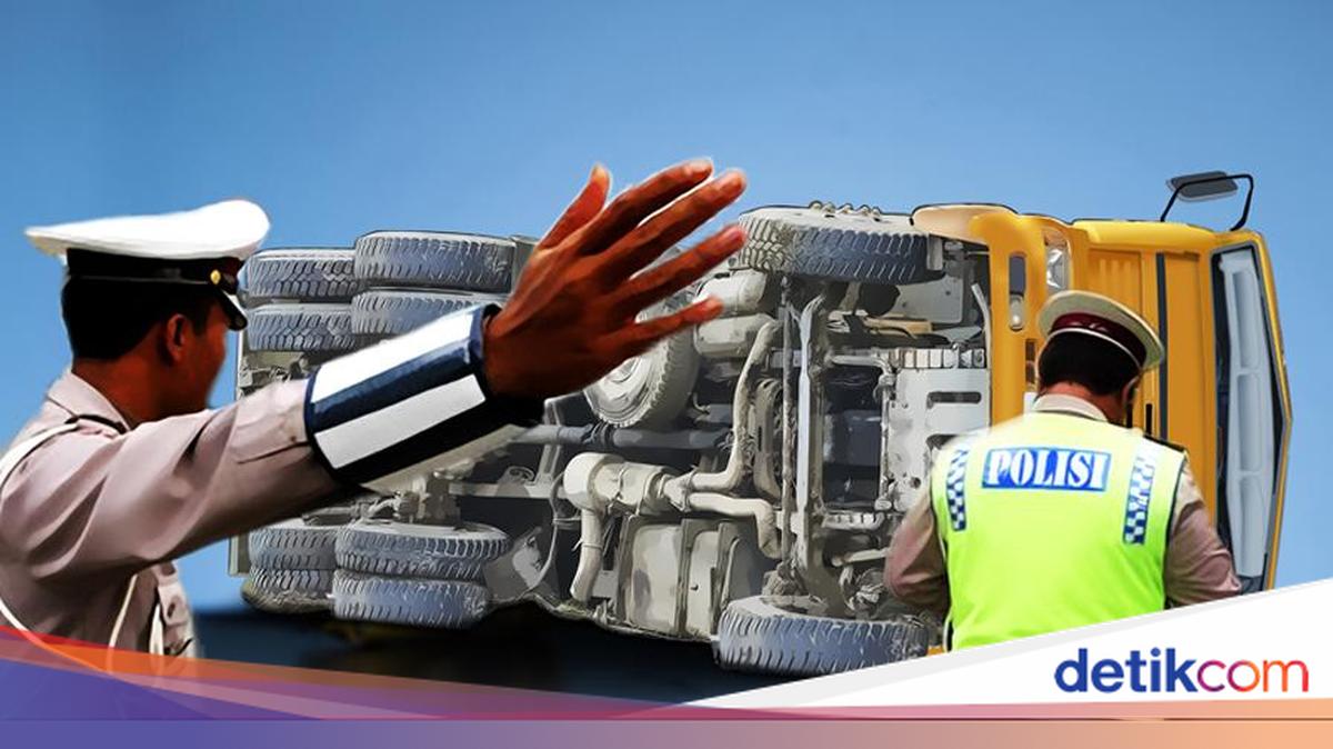 Truk Boks Terbalik di Tol Jagorawi Arah Jakarta, Diduga Alami Aquaplaning