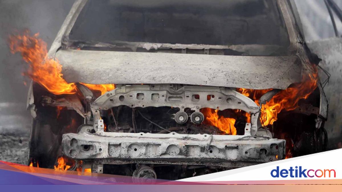 Mobil Jeep Terbakar di Parkiran Mal Jaksel, Diduga karena Bocor Selang Bensin
