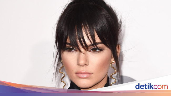 Ini Cara Kendall Jenner Merawat Kulit Berjerawat