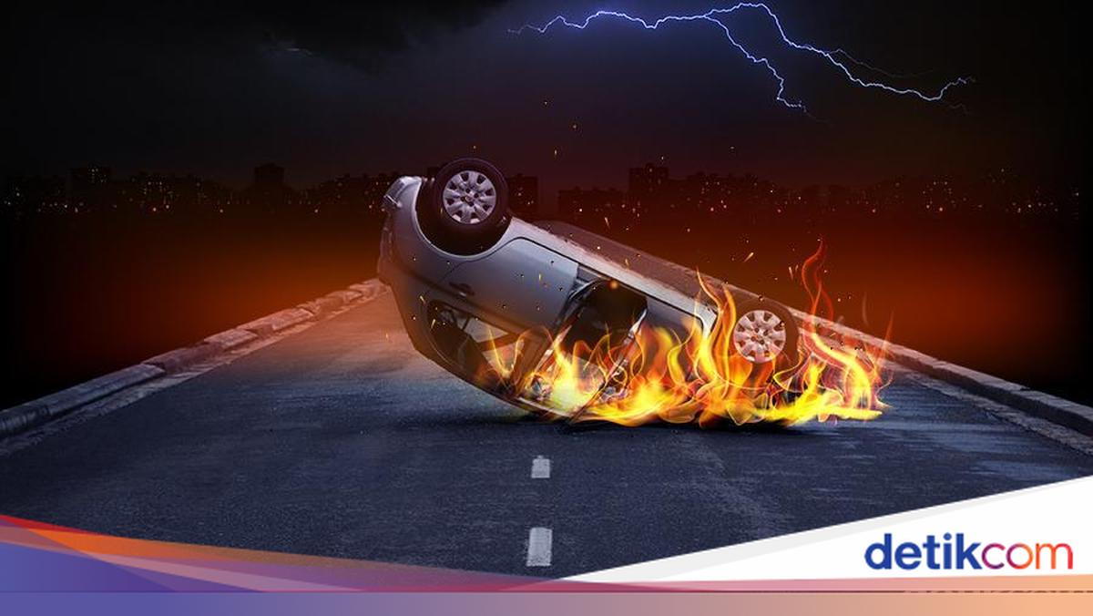 Mobil Terbakar di Tol JORR, Percikan Api Muncul dari Bawah Jok