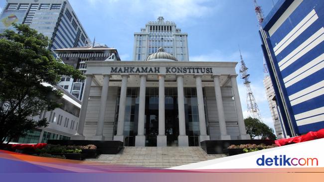 Selain Arief Hidayat 5 Hakim Mk Juga Dapat Bintang Mahaputera Dari Jokowi<script async src=