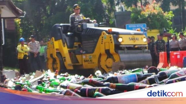 Prang! Ribuan Botol Miras ini Hancur Dilindas Mesin di 