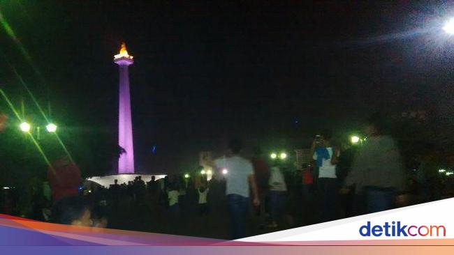 Tak Ada Panggung Hiburan, Warga ke Monas Untuk Nonton Kembang Api