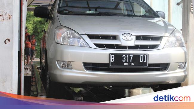 Biar Tidak Kusam Mobil  Kena  Hujan  Langsung Dibilas