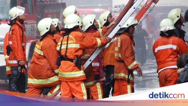 Ada 1.000 Lowongan Jadi Petugas Damkar Jakarta, Cek Gaji dan Syaratnya!