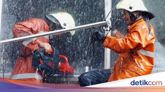 Kebakaran Bengkel di Pasar Minggu, 13 Mobil Damkar Meluncur