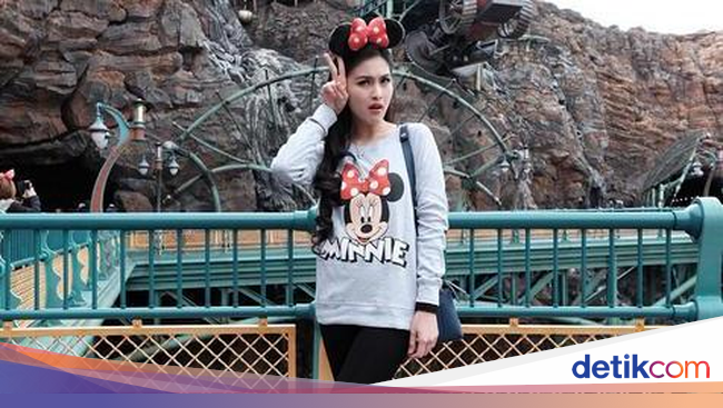 Intip Gaya Stylish 'Daur Ulang' Sandra Dewi Saat Berlibur 