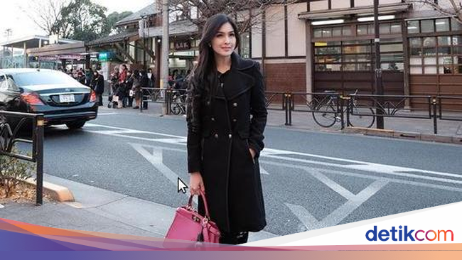 Intip Gaya Stylish 'Daur Ulang' Sandra Dewi Saat Berlibur 