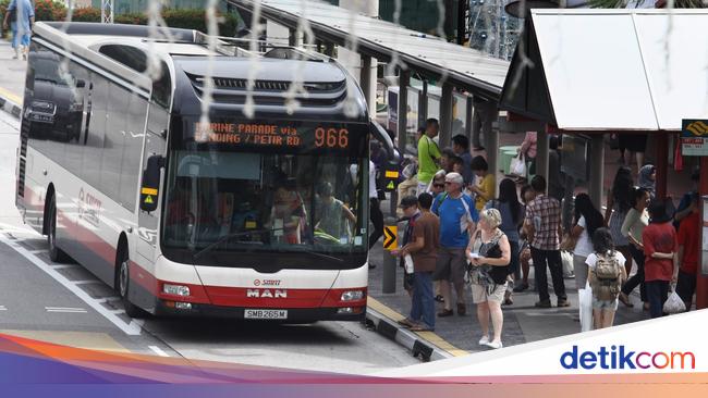 “Teenager’s Bus Bag Dilemma Sparks Controversy: Is it Rude to Keep Personal Belongings on Empty Seats?”