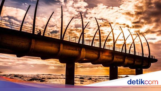 Dermaga di Afrika Selatan yang Mirip Tulang Paus Raksasa Dermaga di Afrika Selatan yang Mirip Tulang Paus Raksasa