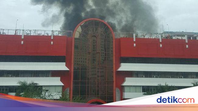 Kebakaran di Belakang Mangga Dua, KRL Kampung Bandan-Kota 