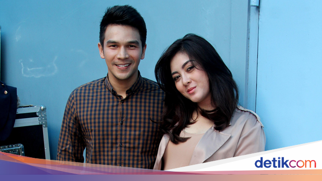 Istri Jonathan Frizzy Hamil 7 Bulan