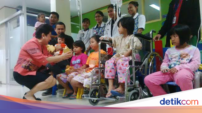 Siloam Surabaya Sambut Imlek dengan Bagi Bingkisan ke Pasien