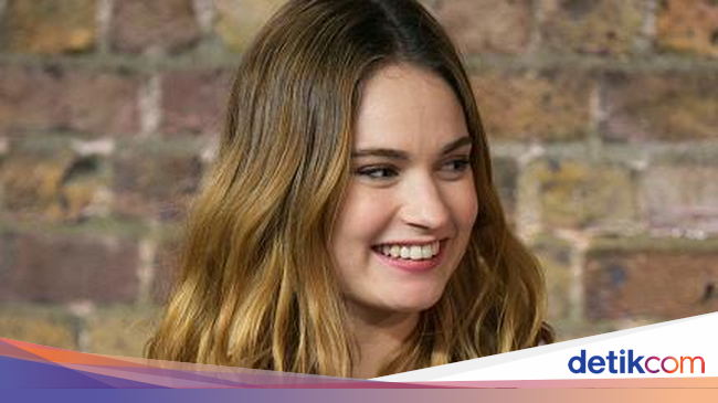 Rahasia Lily James Perbaiki Kerusakan Rambut Karena Sering 