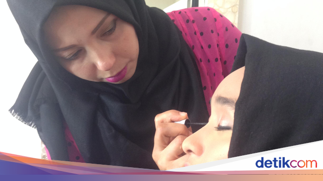 Foto: Sesi Make Over Bella Almira Saat Pemotretan Hijab 