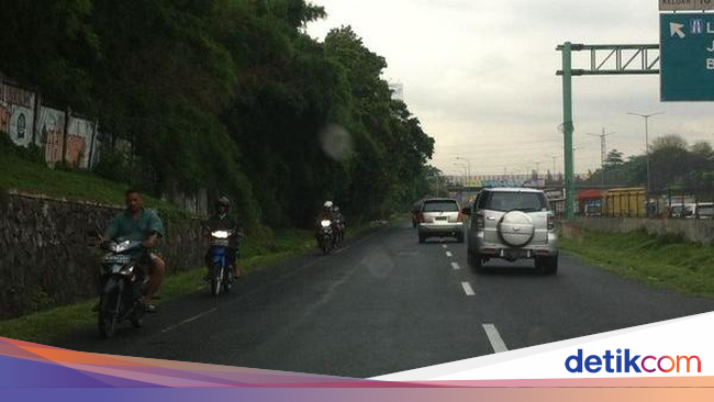 Awas! Banyak Pemotor yang Suka Lawan Arus di Exit Tol 