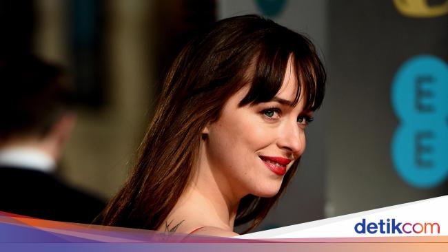 Dakota Johnson denies breaking up with Chris Martin, gives ring proof