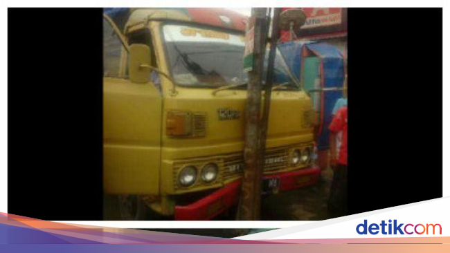 Tabrak Tiang Listrik  di  Jl  Raya  Dadap Sopir Truk Tewas