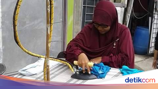 Gokil, 'Gosok Keliling' Pakai Motor Bebek