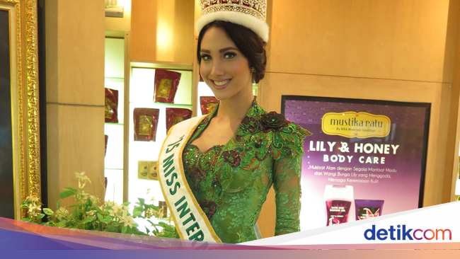 Foto: Miss International 2015 Cantik Berkebaya Saat ke Jakarta