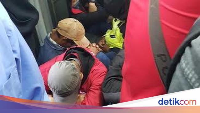 Jangan Tiru Orang  orang  ini Duduk di  Lantai  Commuter Line 